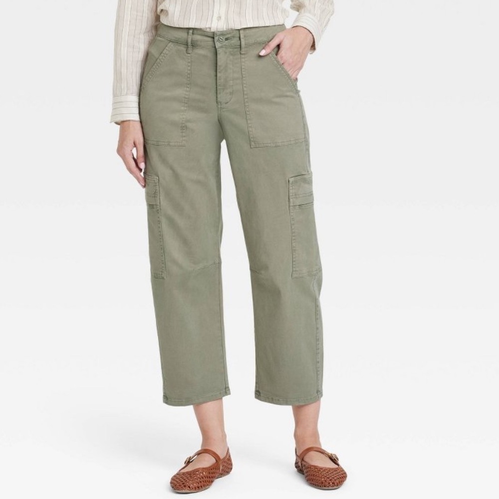 NWT Women’s Universal Thread Mid-Rise Barrel Leg Cargo Pants in Olive Green